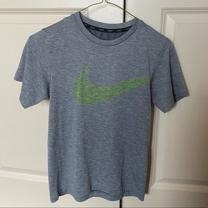 NIKE MEDIUM KIDS DRI FIT T SHIRT! $10!!